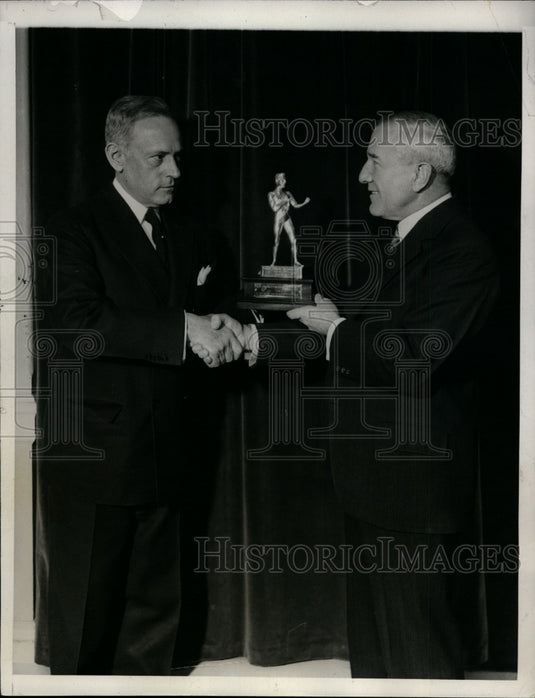 1931 Press Photo Ernest Lee Jahncko Asst Secretary of Navy & statue of boxer- Historic Images