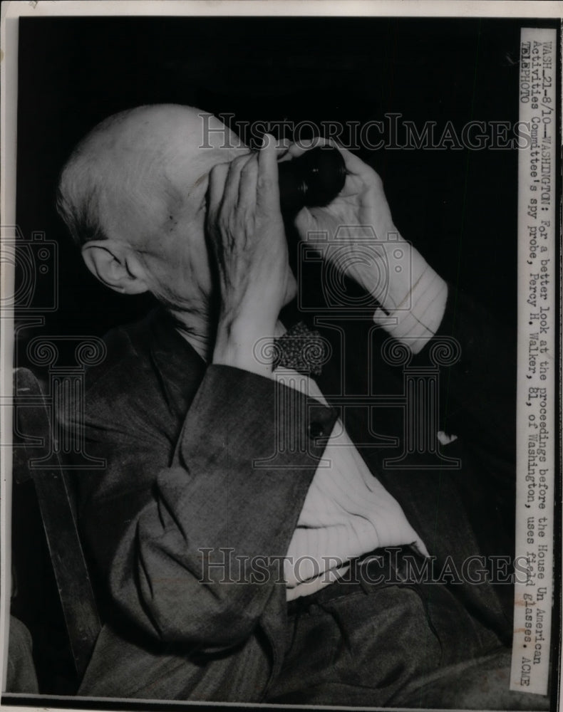 1948 Press Photo Percy Walker uses field glasses to watch HUAC proceedings- Historic Images