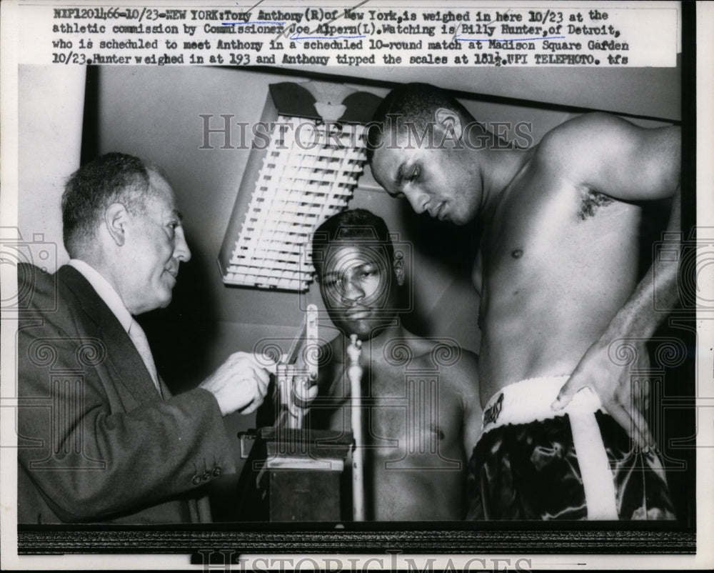 1959 Press Photo Boxers Tony Anthony and Billy Hunter weigh in before their bout- Historic Images