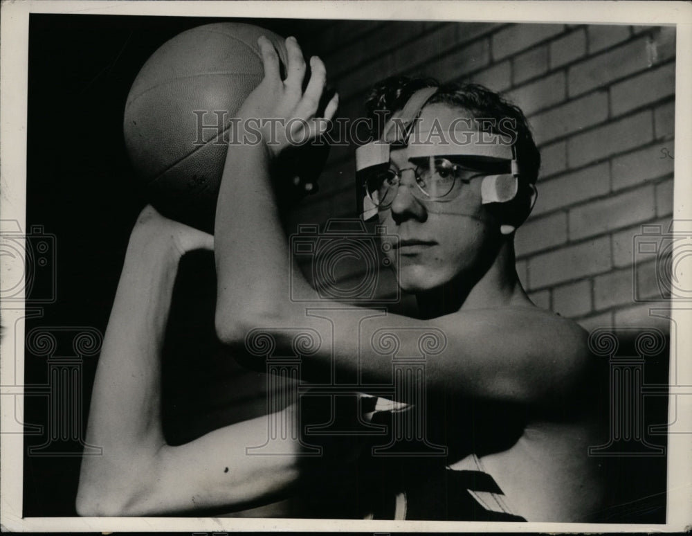 1941 Press Photo Dike Dikeman Southeatern High basketball at Detroit Michigan- Historic Images
