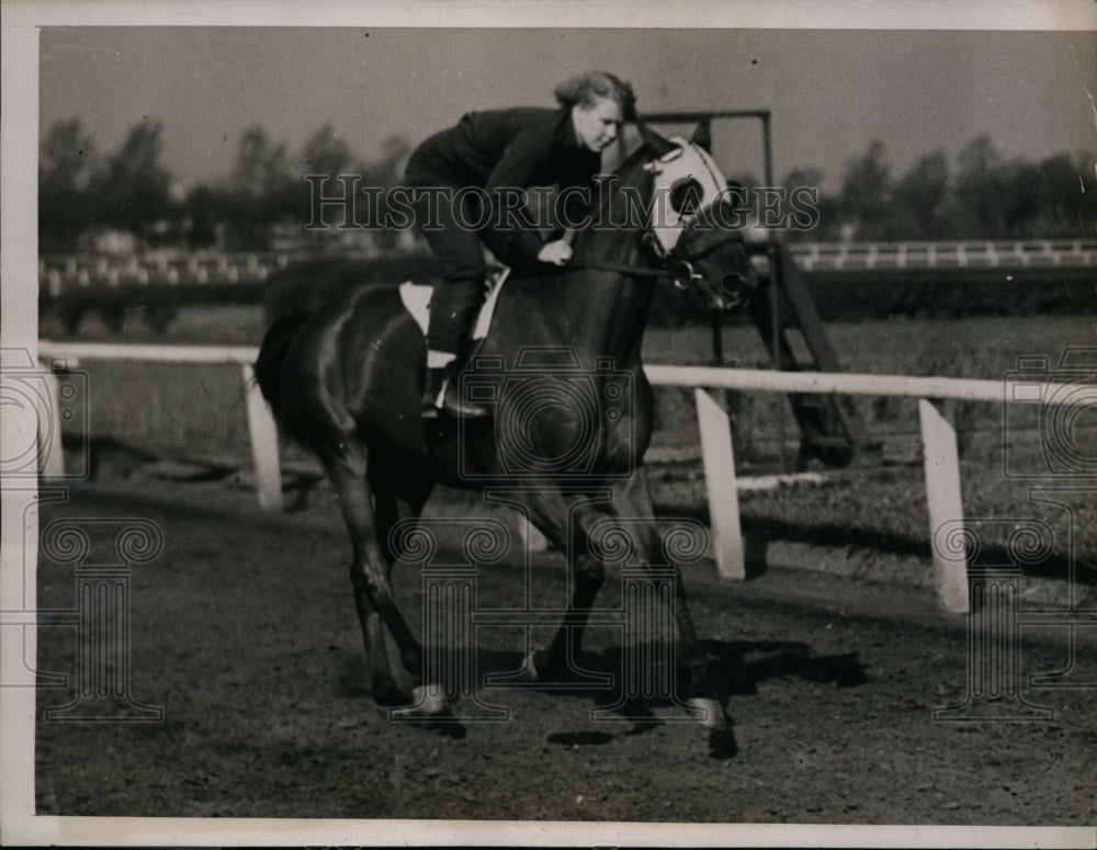 1937 Press Photo Alice Van exercises a horse at Hawthorne Park in Illinois- Historic Images