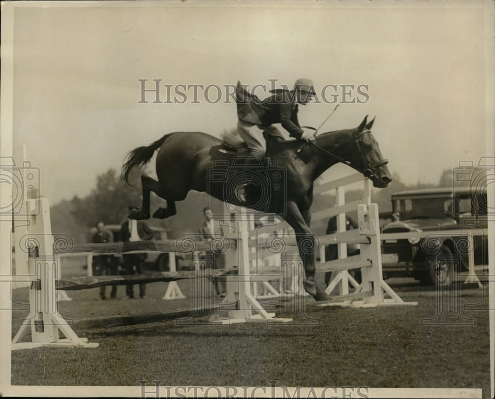 1928 Press Photo Laura Wilson on Easy at Monmouth County horseshow in NJ- Historic Images