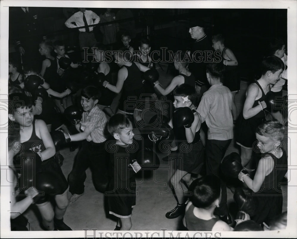 1944 Press Photo Spike Webb Navy boxing &amp; juniors in a free for all- Historic Images