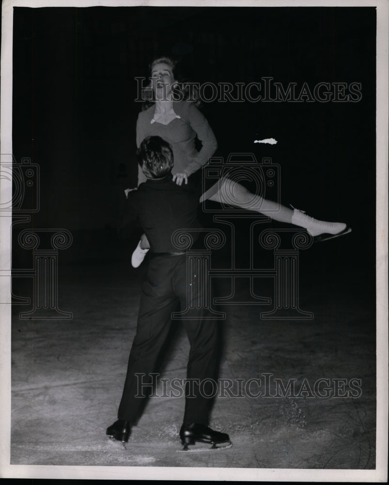 1946 Press Photo Jane Schellenbrager &amp; Ricki Bliss pair skaters in Cleveland- Historic Images