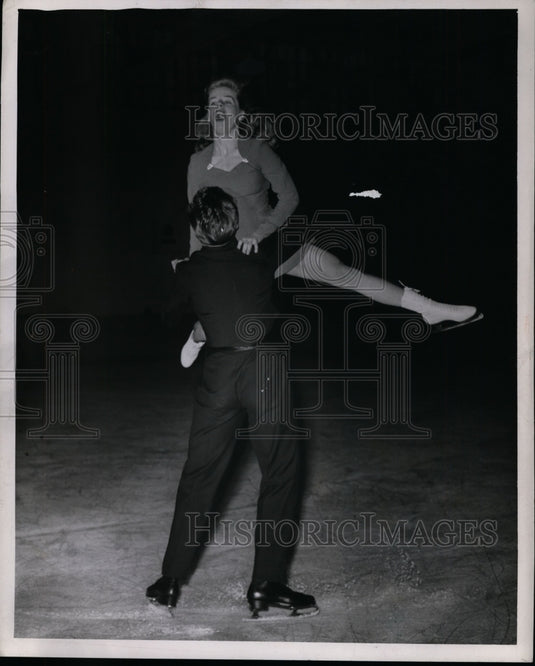 1946 Press Photo Jane Schellenbrager & Ricki Bliss pair skaters in Cleveland- Historic Images
