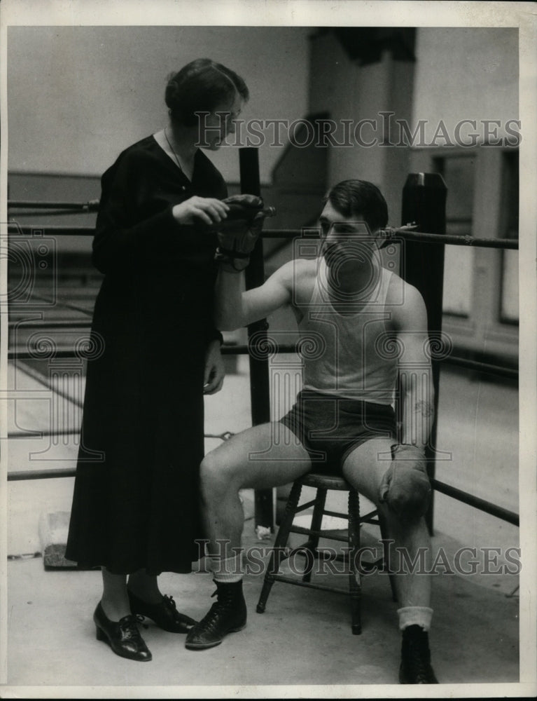 1933 Press Photo Boxer with Mrs Barney Dempsey in training ring - net10897- Historic Images