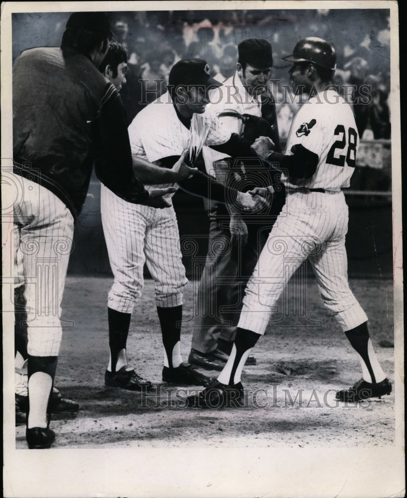 1971 Press Photo Ed Farmer, Ray Foose, Alvin Dark greet Vada Pinson of Indians- Historic Images