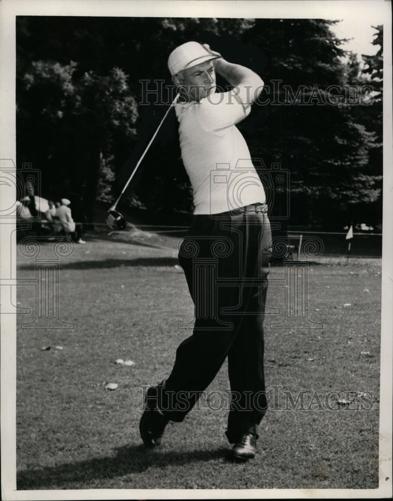 1954 Press Photo golf pro Denny Shute demonstrating his swing - net11188- Historic Images