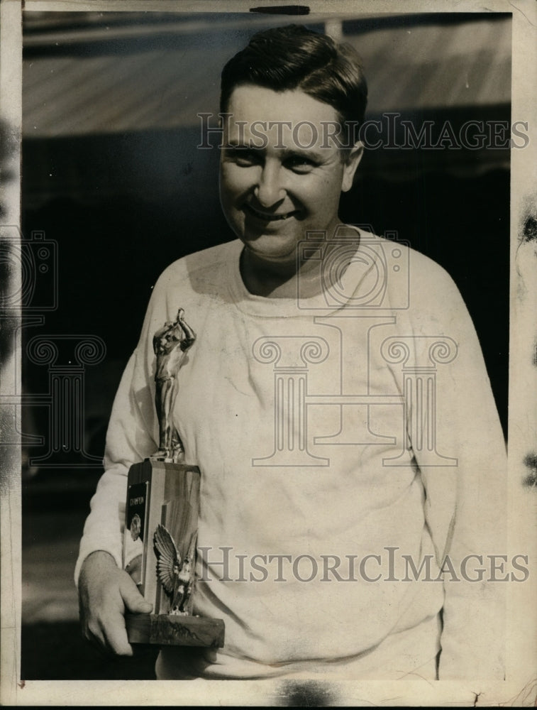 1939 Press Photo Golfer Johnny Schneider on a tournament course Cleveland