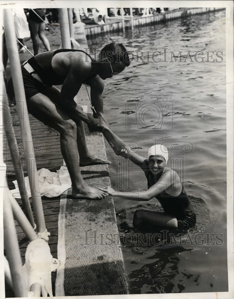 1933 Press Photo Lifeguard Francis Gilreath &amp; swimmer Lenore Kight at AAU meet- Historic Images