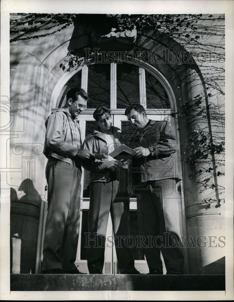 1945 Press Photo Indiana University football Joe Sowinski, Louis Mihajlovich- Historic Images