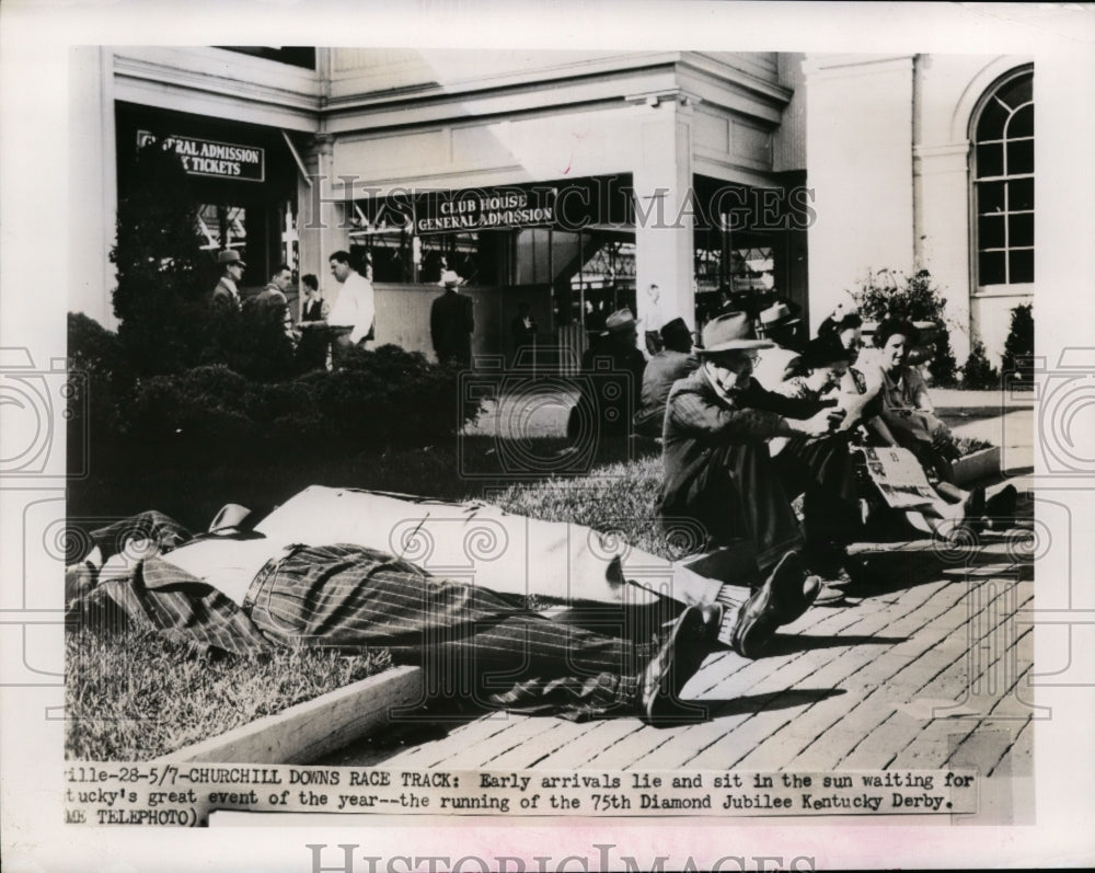 1949 Press Photo Early arrivals relax at Churchill Downs before Kentucky Derby- Historic Images