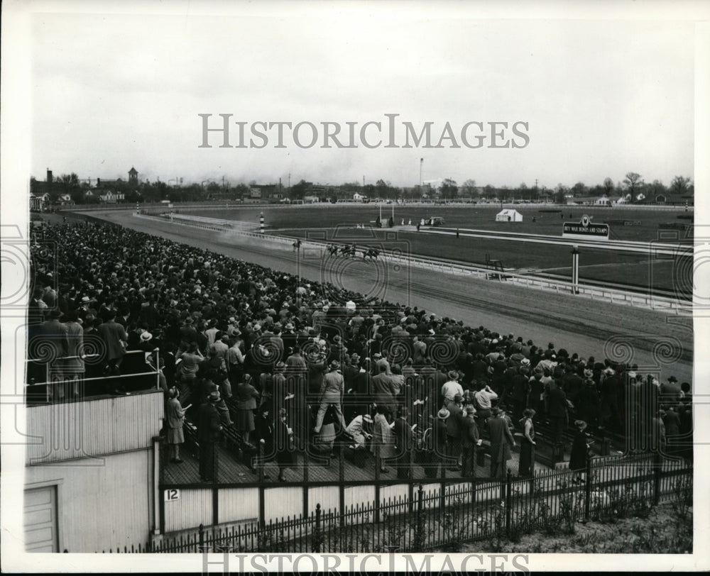 1943 Press Photo Crowds at Louisville Kentucky for Pre Derby races - net11463- Historic Images