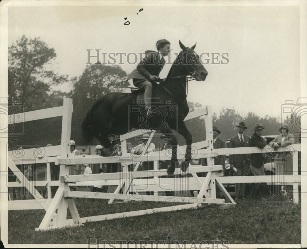 1930 Press Photo Mabel B Garvan on Little Timber at Glen Head Jr horse show NY- Historic Images