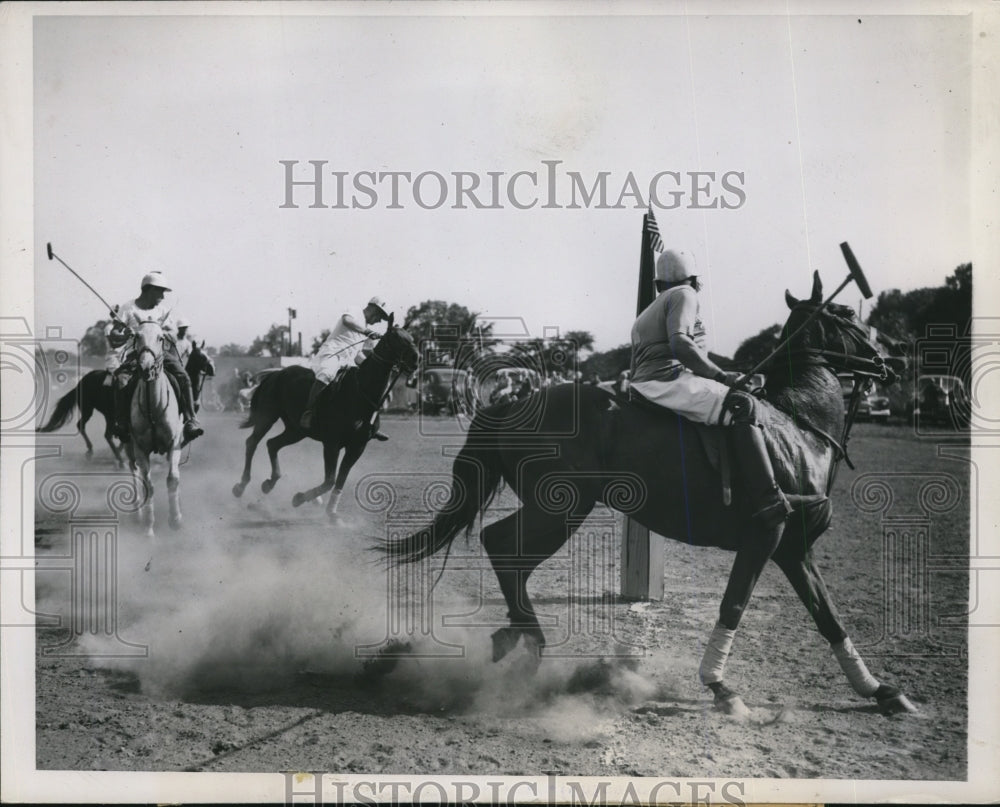 1945 Press Photo Fred Glore vs Rudy Kornitz at polo in Chicago Illinois- Historic Images