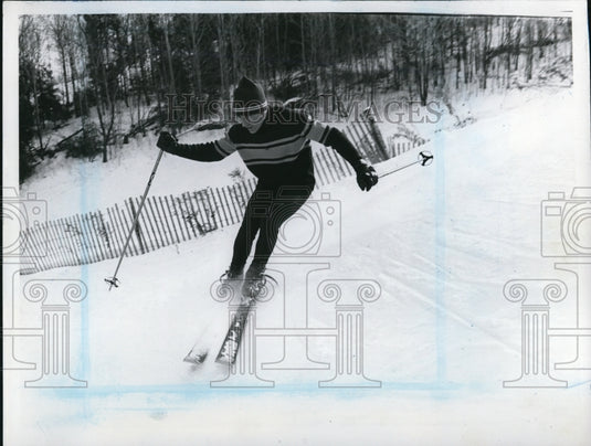 1969 Press Photo Jimmy Heuga demonstrates his technique at ski school- Historic Images