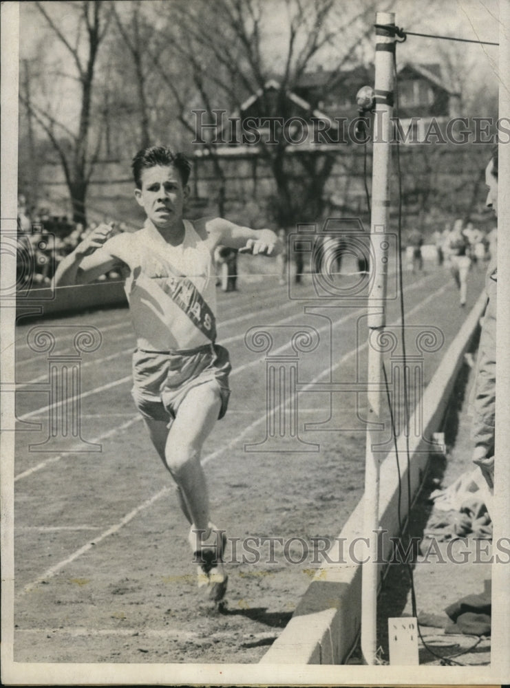 1943 Press Photo Jerry Thompson University of Texas wins 2 mile race in Iowa- Historic Images