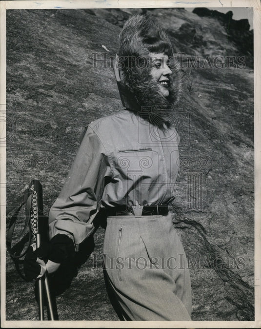 1947 Press Photo A woman models a skiing outfit in the slopes - net11964- Historic Images