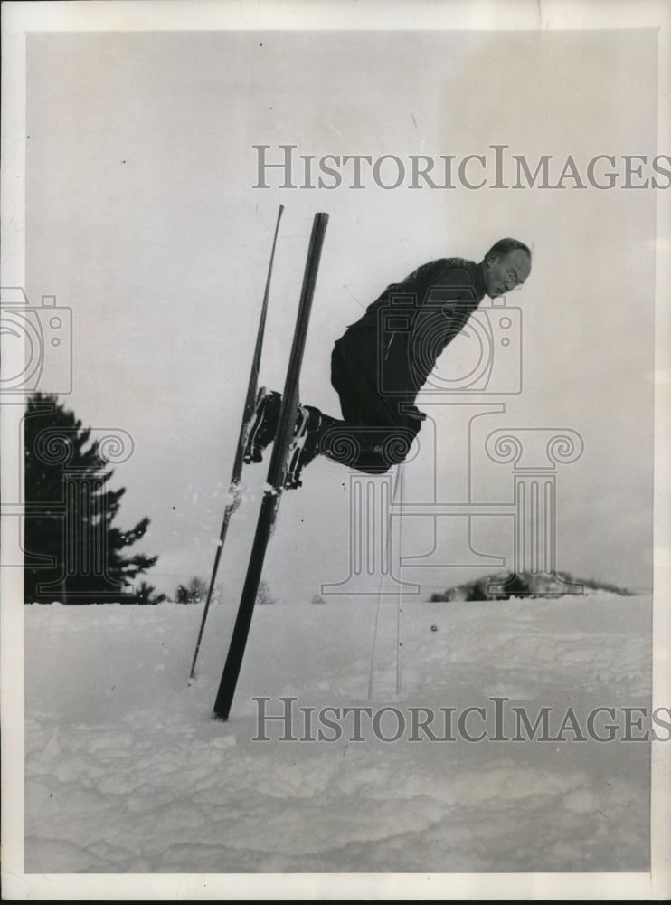 1945 Press Photo Sgt Tom Clement at Lake Placid Ski club in NY - net12214- Historic Images