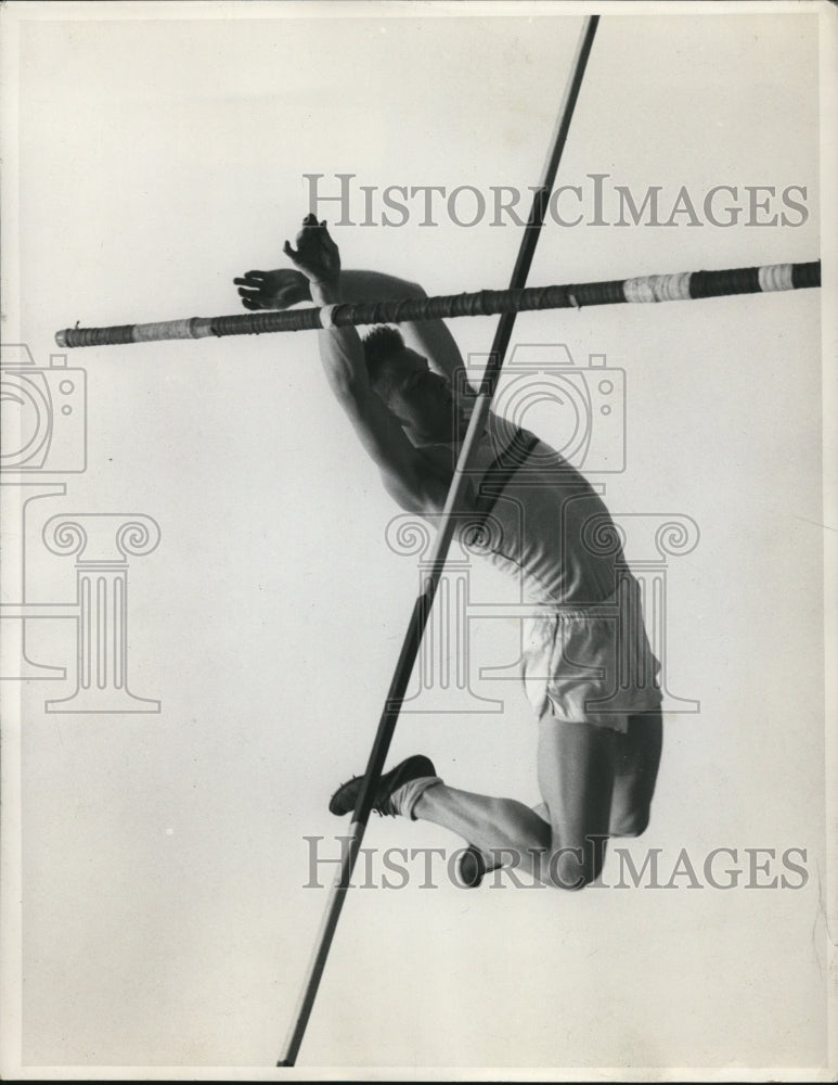 1945 Press Photo Pole vaulter Phil Lansing in action at a meet - net12255- Historic Images