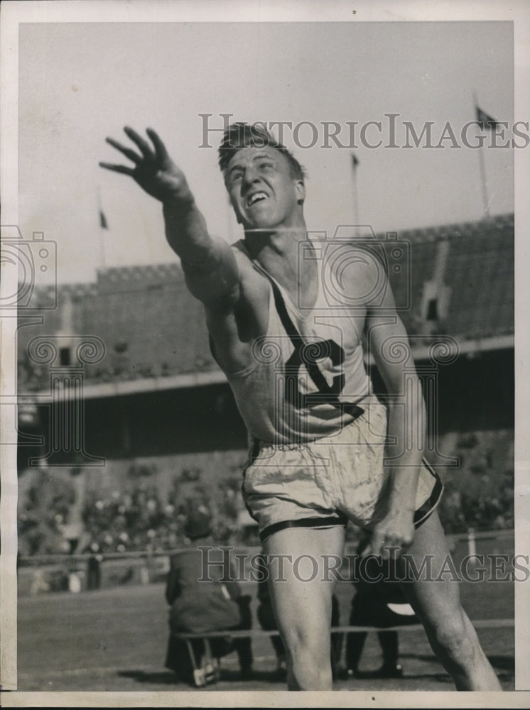 1936 Press Photo Walt Wood of Cornell leader in discus at 42nd Penn Relays- Historic Images