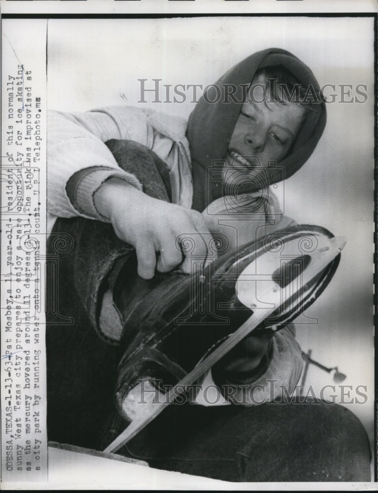 1962 Press Photo Pat Mosbey ready to skate in Port Mosby Texas - net12597- Historic Images