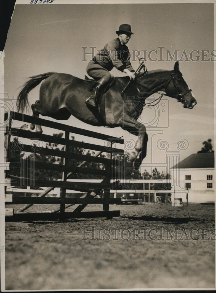 1940 Press Photo Mickey Walsh trainer for Erin&#39;s Son at Pinehurst NC show- Historic Images