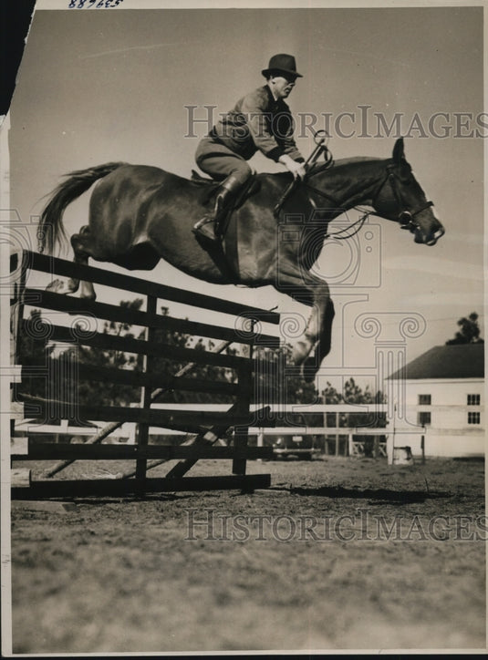 1940 Press Photo Mickey Walsh trainer for Erin's Son at Pinehurst NC show- Historic Images