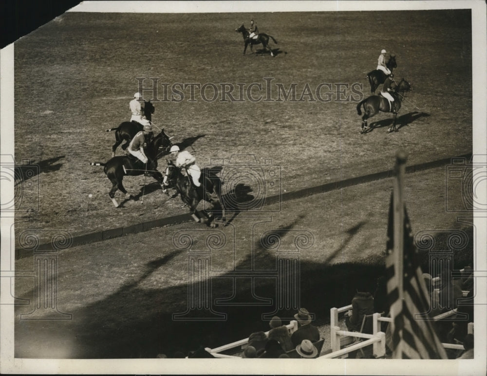 1930 Press Photo Howard of Hurricanes vs Uranga of Americas at polo in LA