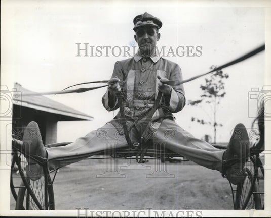 1942 Press Photo Driver Jimmy Jordan at Hambletonian in his trotter buggy- Historic Images