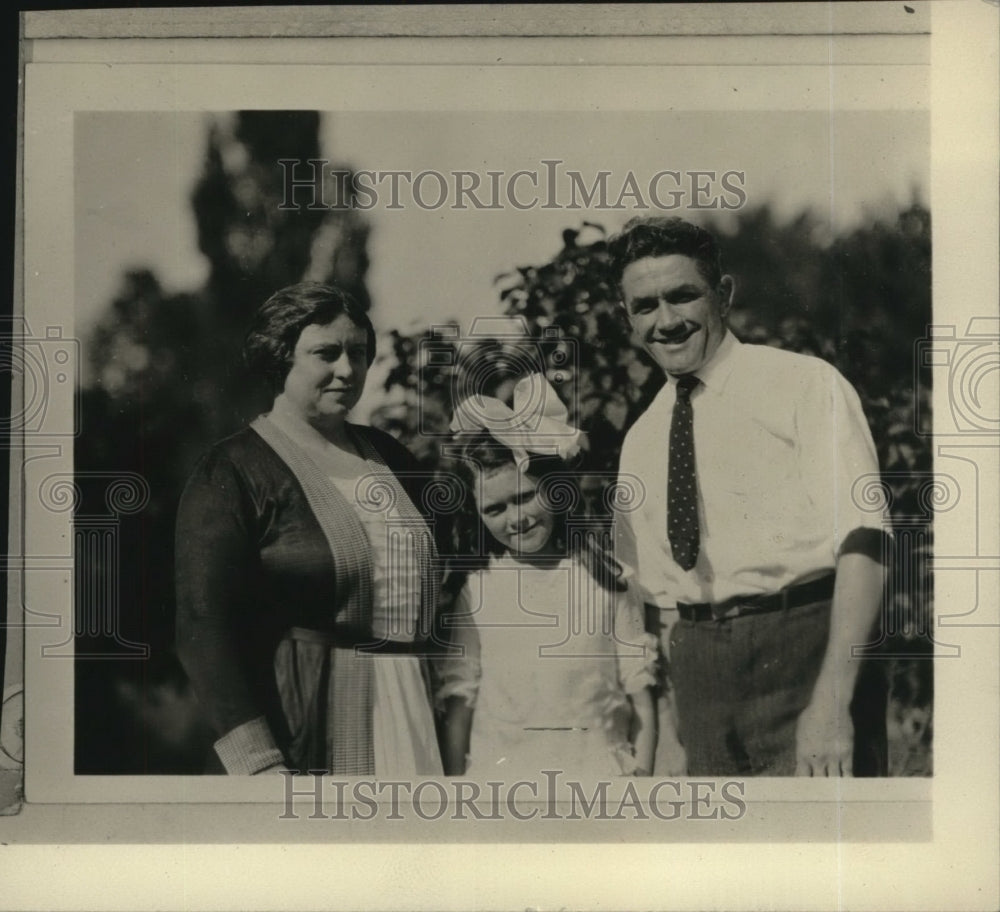 1923 Press Photo Boxer Johnny Kilbane with wife &amp; daughter - net12826- Historic Images