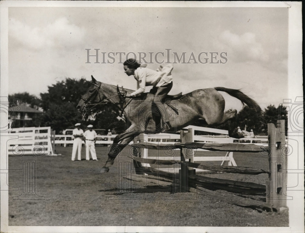 1932 Press Photo Adele James on Colleen Roan at Westchester horse show in NY- Historic Images