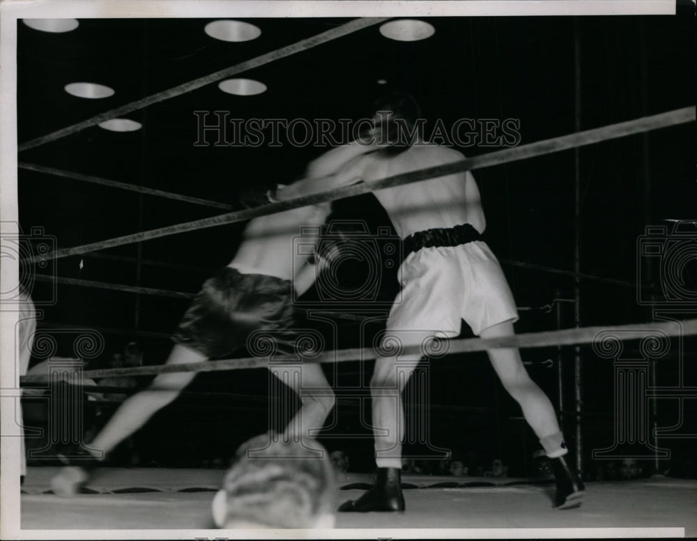 1936 Press Photo Pete Lello vs Dennis Welsh in Chicago boxing bout - net13066- Historic Images