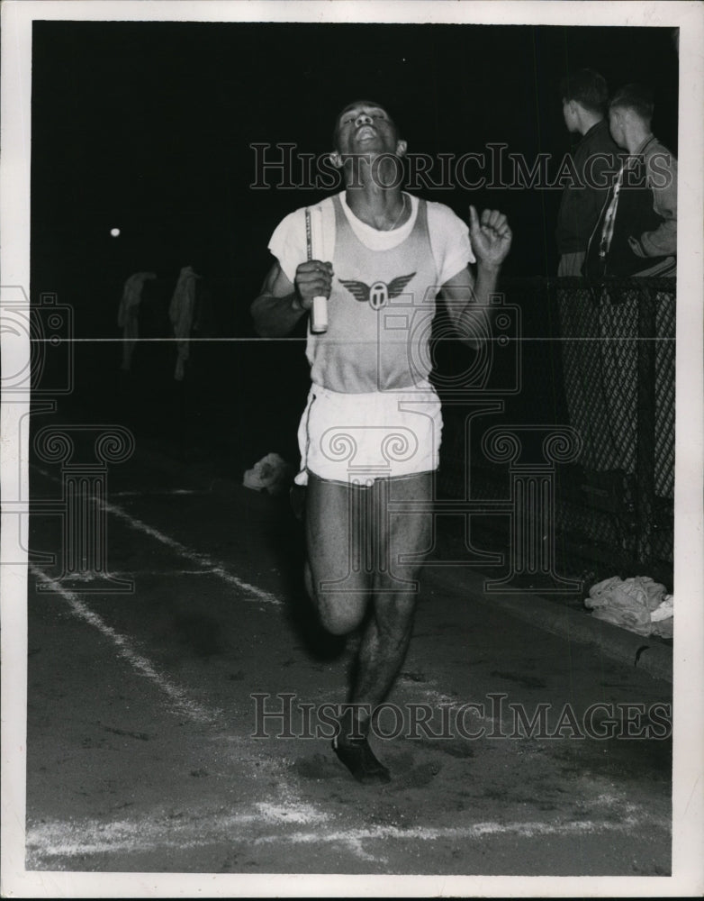 1952 Press Photo Vernon Mays of East Tech anchors mile relay - net13187- Historic Images