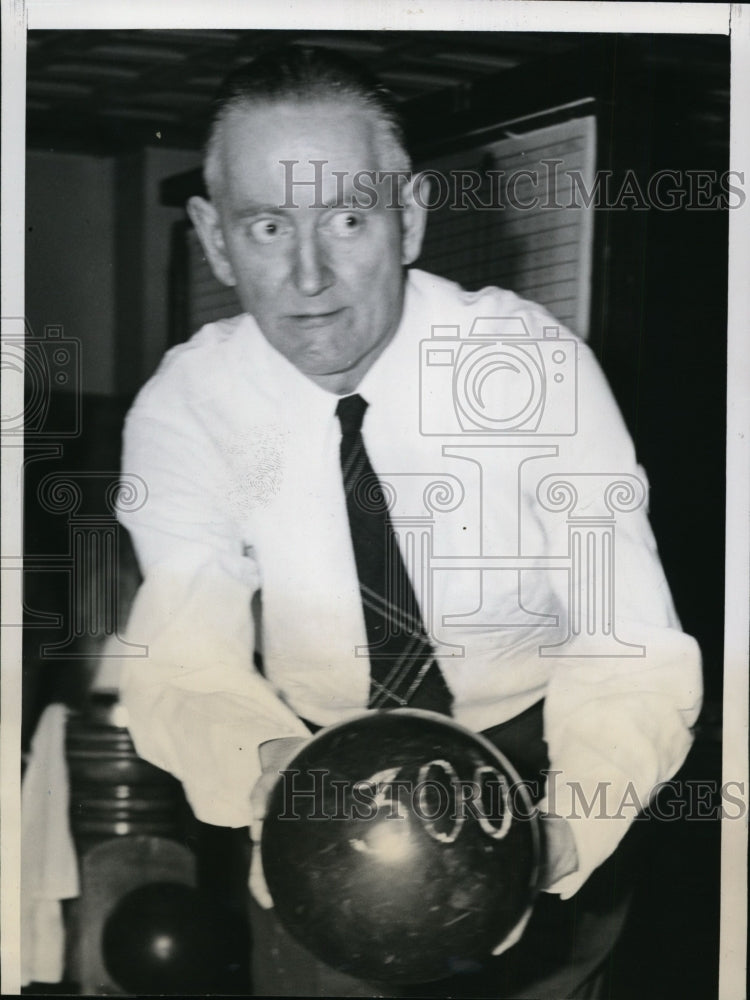 1941 Press Photo William Hoar rolls perfect 300 at ABC tournament Chicago- Historic Images