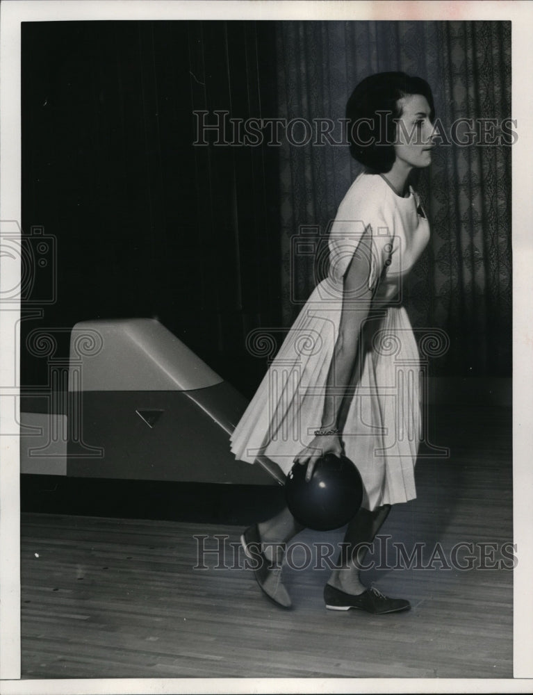 1964 Press Photo Gigi Robin demonstrates bowling technique - net13340- Historic Images