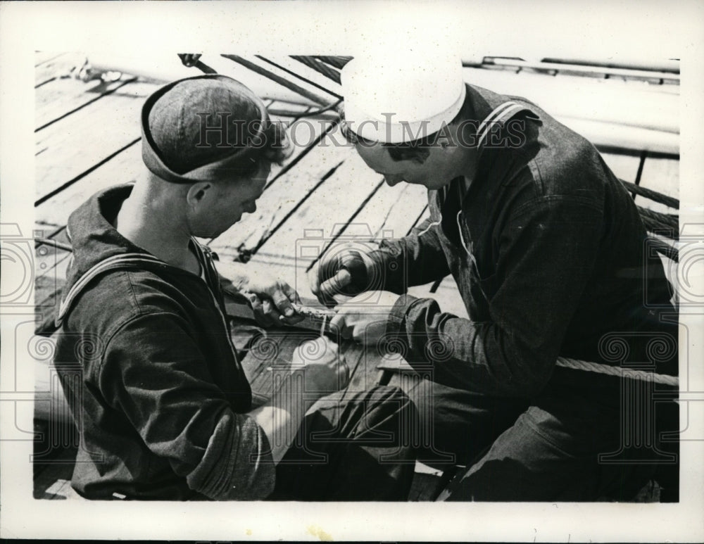 1937 Press Photo Crew repairs rigging on Chandler Hoveys boat Rainbow- Historic Images