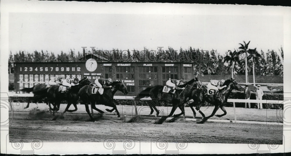 1942 Press Photo A Robertson on Bright Willie, First Fiddle at Hialeah Fla races- Historic Images