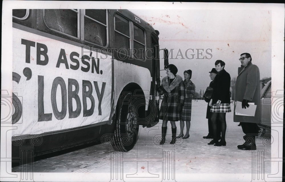 1970 Press Photo Breathers Lobby board a bus in Cleveland for Clean Air hearing- Historic Images