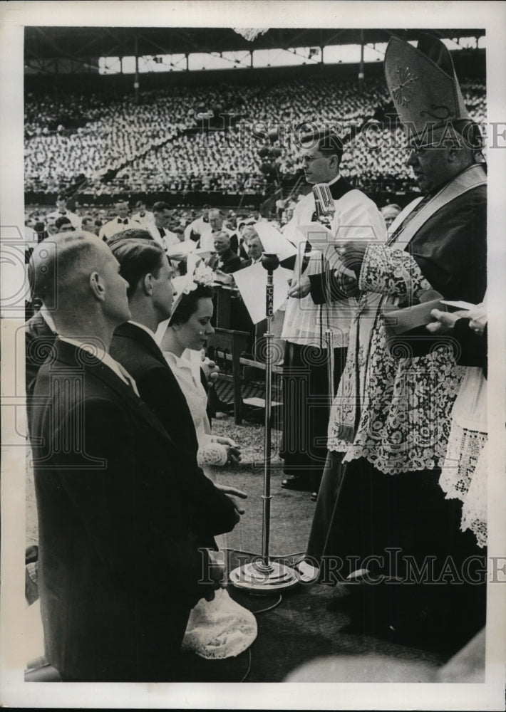 1939 Press Photo Montreal Quebec Canada mass wedding by Archbishop G Gauthier- Historic Images