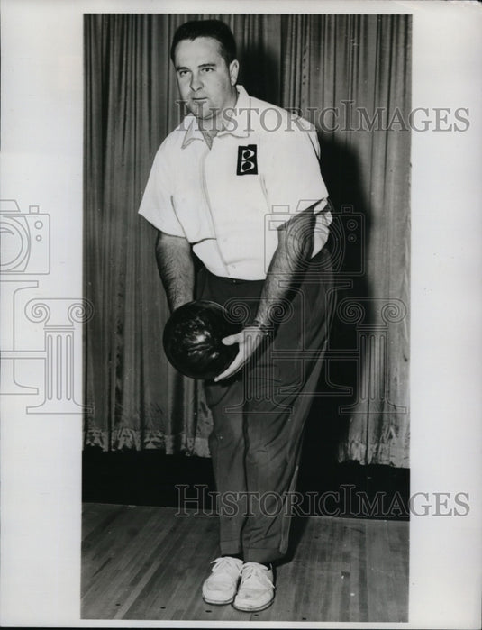 1961 Press Photo Bowler Dick Hoover demonstrates holding the ball - net14144- Historic Images