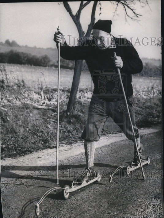 1965 Press Photo Czechoslovakian man demonstrates skis with wheels to train- Historic Images