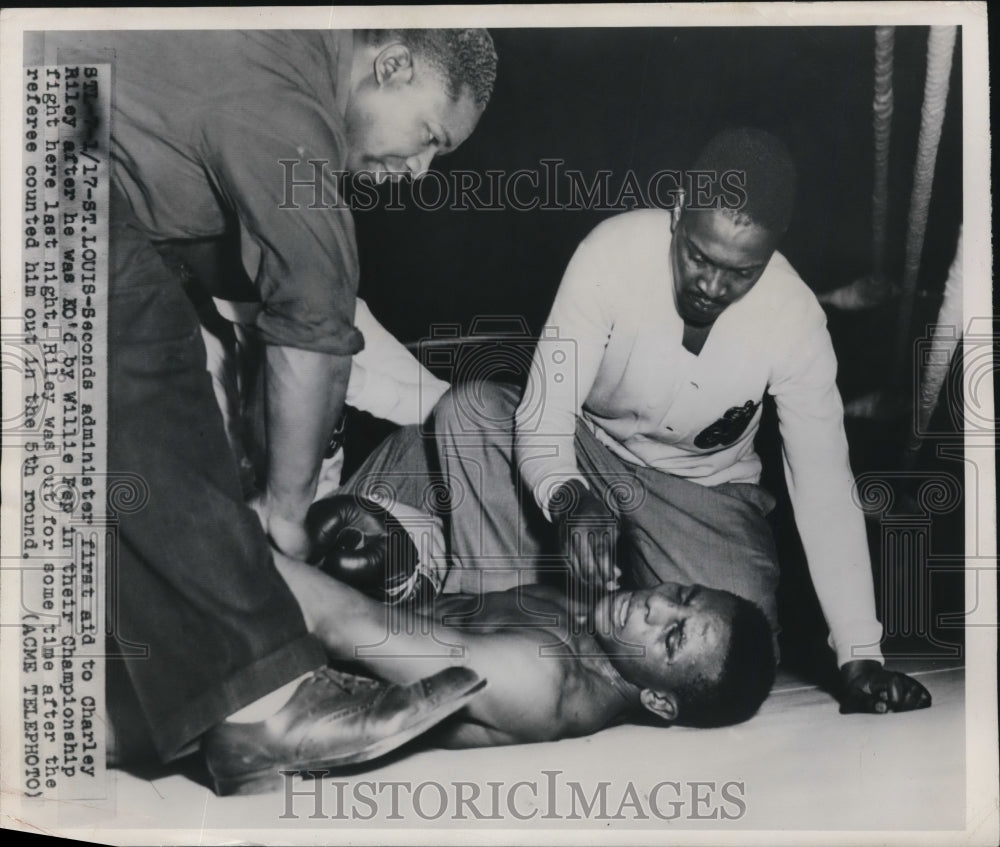 1950 Press Photo Charley Riley aided after being KOed by Willie Pep - net14920- Historic Images