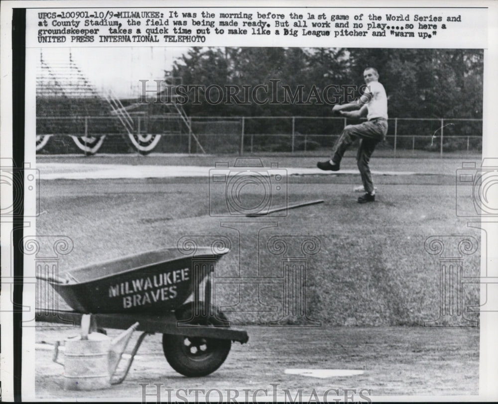 1958 Press Photo Groundskeeper at County baseball stadium in Milwaukee- Historic Images