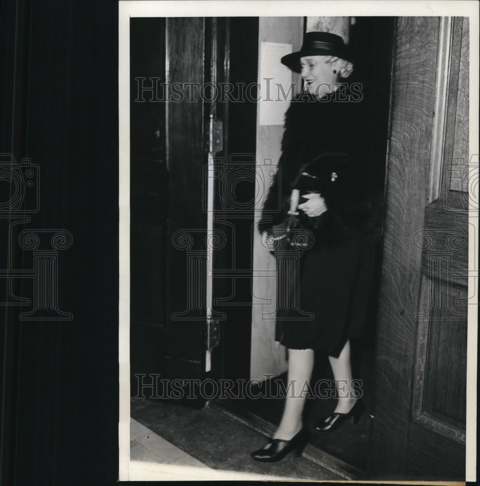 1943 Press Photo Mrs Irene Matz secretary of Otto Willumeit of German US Bund- Historic Images