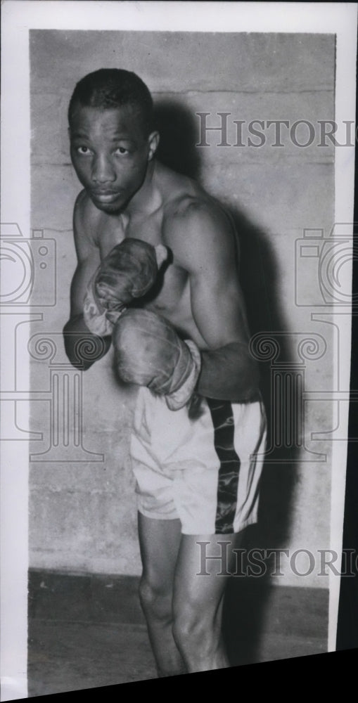 1950 Press Photo Boxer Sandy Saddler ready for a fight - net15453- Historic Images