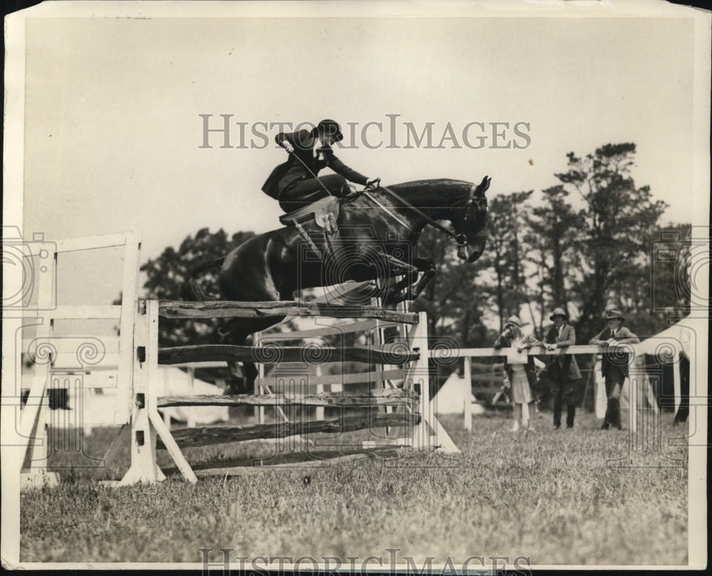 1926 Press Photo Mildred Taylor on Peter Blue at Belmont horse show in NY- Historic Images