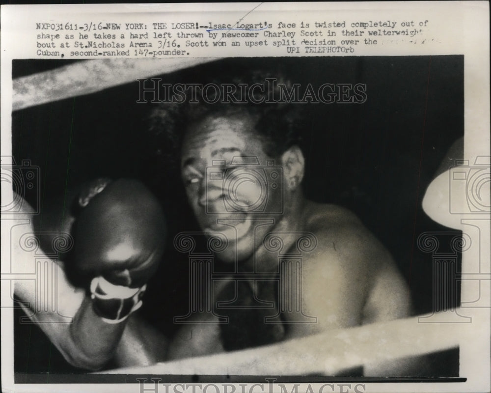 1959 Press Photo Isaac Logart punched by Charley Scott at NYs St Nicholas arena- Historic Images