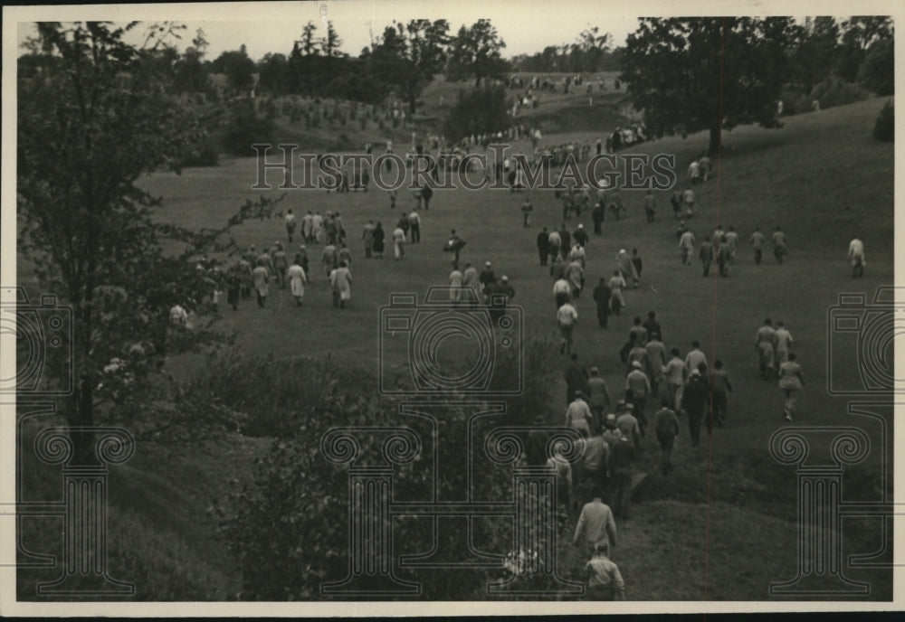 1937 Press Photo Crowd for golfer Harry Casper &amp; Guldahl at Canadian Open- Historic Images