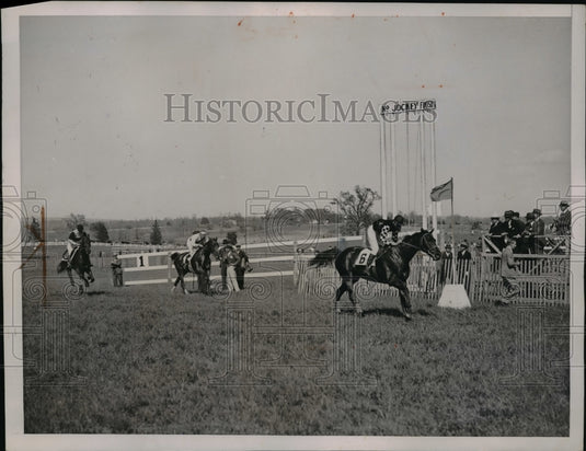 1936 Press Photo N Laing on Ghost Dancer wins Virginia Gold Cup race - net16094- Historic Images